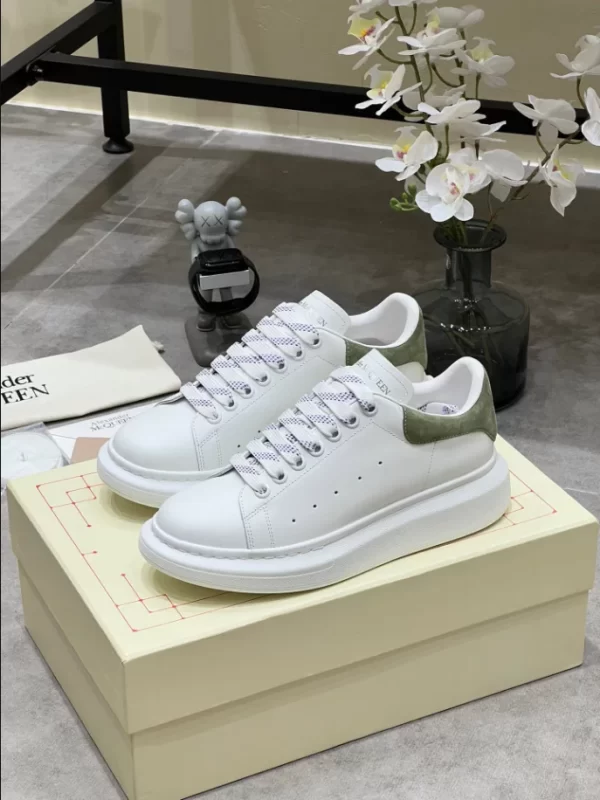 Alexander McQueen Oversized Sneaker - RAS52