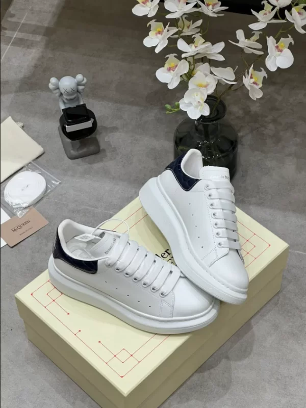 Alexander McQueen Oversized Sneaker - RAS33