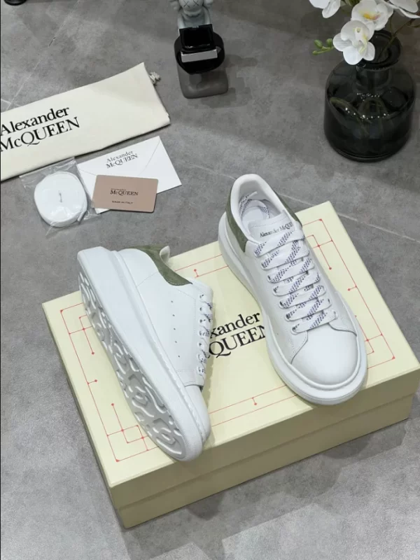 Alexander McQueen Oversized Sneaker - RAS52