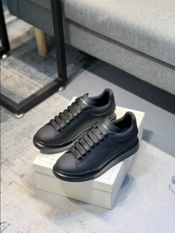 Alexander McQueen Oversized Sneaker - RAS11