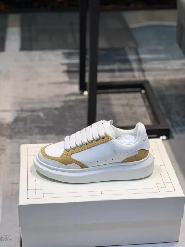 Alexander McQueen Oversized Sneaker - RAS05