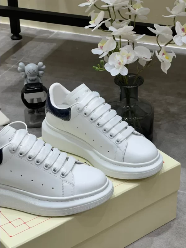 Alexander McQueen Oversized Sneaker - RAS33