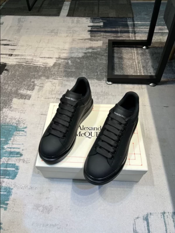 Alexander McQueen Oversized Sneaker - RAS11