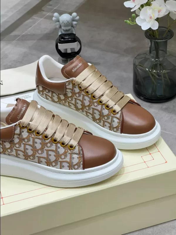 Alexander McQueen Oversized Sneaker - RAS54