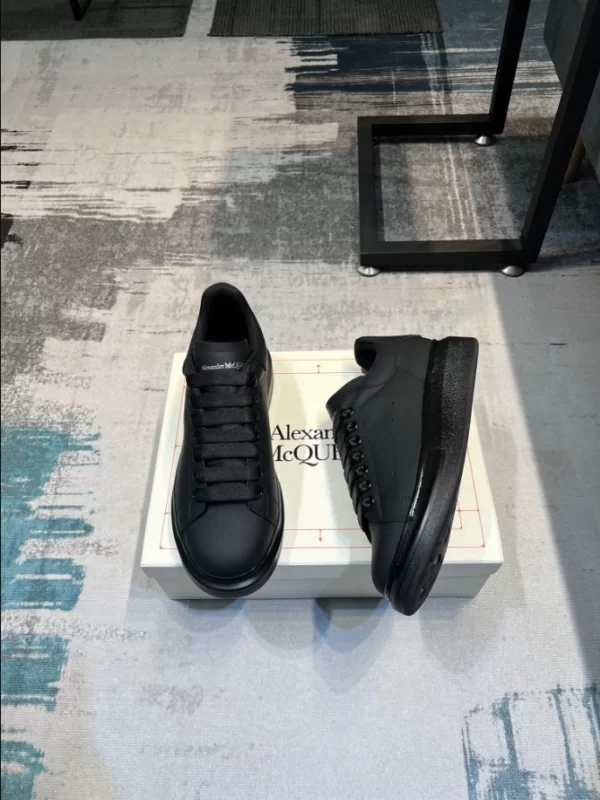 Alexander McQueen Oversized Sneaker - RAS11